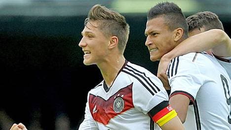 Werder-Stürmer Davie Selke (M.) ist der Hoffnungsträger des DFB-Teams