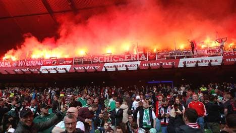Im Fanblock der Bayern brannte es in der zweiten Halbzeit mehrfach
