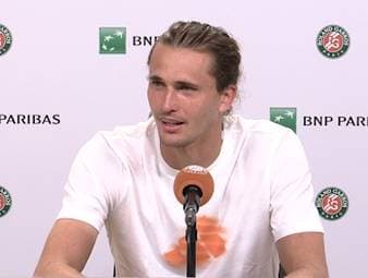 Alexander Zverev erklärt nach seinem Auftaktsieg bei den French Open ein zurückliegendes Drama um seinen Hund Mishka. Ein Sprung aus einem Golfkart wurde zu einem schrecklichen Unfall. 
