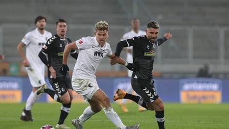 Der SC Freiburg (schwarz) gab beim FC Augsburg eine Führung aus der Hand