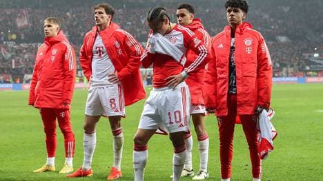 Hängende Köpfe beim FC Bayern nach dem 0:3 in Leverkusen