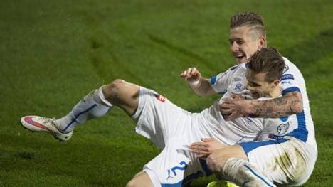 Peter Pekarik von Hertha BSC jubelt mit Teramkollege Jural Kucka bei Slowakei - Luxemburg