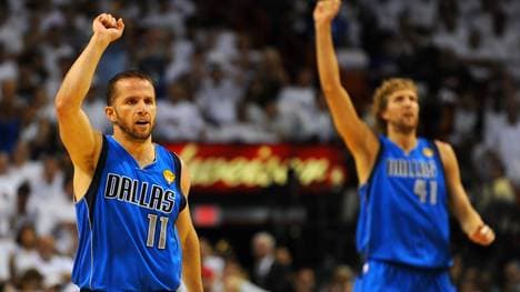 Jose Barea (L) and Dirk Nowitzki (R) of