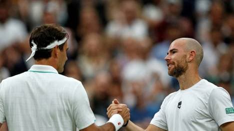 Roger Federer (l.) profitiert von Mannarinos verletzung