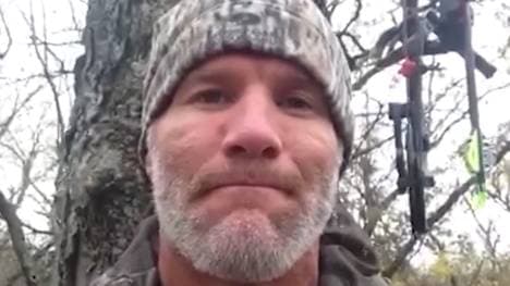 Brett Favre gratuliert Peyton Manning auf einem Hochsitz