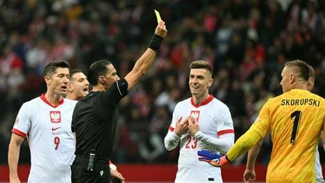 Schiedsrichter Serdar Gözübüyük im Einsatz