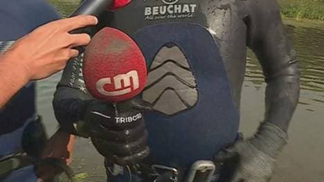 Taucher fischten das Mikrofon aus dem See