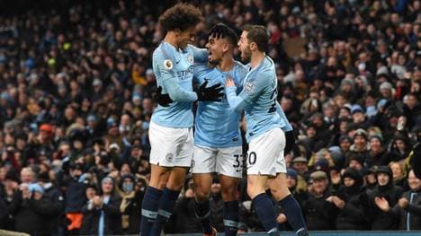 FBL-ENG-PR-MAN CITY-EVERTON Leroy Sane, Gabriel Jesus, Bernardo Silva (v.l.n.r.) und Kollegen bezahlen den Fans von Manchester City die Fahrt zum FA-Cup-Finale in London 