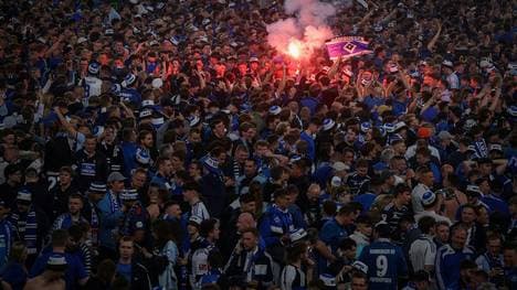 Fans des HSV stürmten nach dem Aufstieg auf den Platz