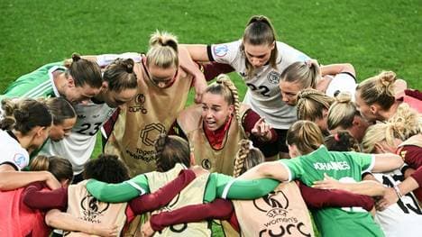 Kapitänin Giulia Gwinn schwört das Team ein