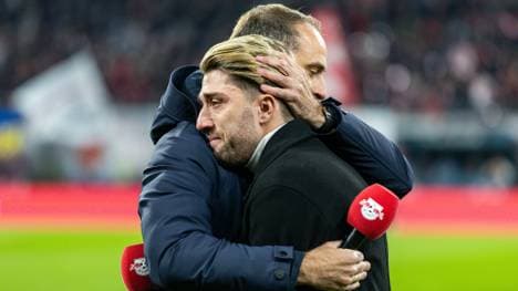 Kampl (r.) wird von RB-Chef Mintzlaff getröstet
