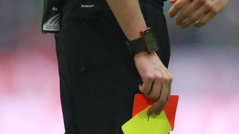 Ein Schiedsrichter-Assistent wurde von einem Spieler zu Boden geschlagen 