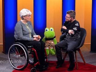 Nico Hanny verfolgt ein einzigartiges Konzept: Er will Kindern die Angst vor dem Arzt nehmen. In seinem Teddybärenkrankenhaus können Kinder ihre Stofftiere verarzten und so spielerisch Berührungsängste abbauen. In einer Studioaufzeichnung erfährt Anita Read von den beiden Realisatoren Nico und Georg alles Wissenswerte und Hintergründe zu diesem Projekt. Dann kam Corona und stoppte die Dreharbeiten. Eine Schar mit Plüschtieren spielender Kinder in einem Krankenhaus-Raum filmisch einzufangen wurde unmöglich. Um diese spannende Aufklärungsarbeit doch noch ihren Zuschauern präsentieren zu können, schaut Anita Read bei sich zu Hause auf die Studioaufzeichnung zurück und trifft Nico nun privat. Wie ist es ihm ergangen, wie kann ein solches Projekt wie das Teddybärenkrankenhaus in Zeiten von Corona überleben?