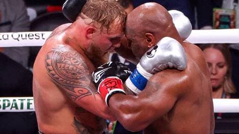 Jake Paul (l.) besiegte Mike Tyson in der Nacht zum Samstag klar nach Punkten