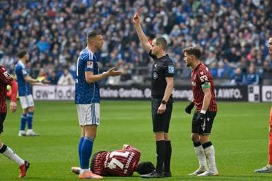 Glatt Rot! Dzeko fliegt vom Platz
