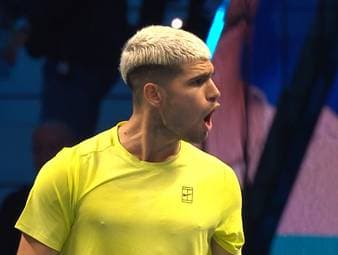 Carlos Alcaraz startet in die ATP-Finals in Turin mit einem Sieg gegen Alex de Minaur und bewahrt sich so die Möglichkeit, in diesem Jahr die Weltranglistenführung zu übernehmen.