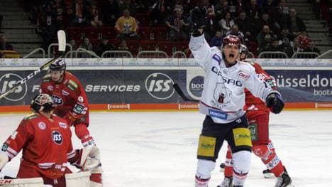 Während Jamie MacQueen ein Tor der Eisbären bejubelt, bleibt den Düsseldorfern nur die Enttäuschung