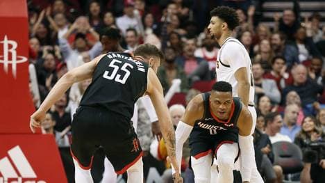 Isaiah Hartenstein (l.) freut sich mit Russell Westbrook über einen erfolgreichen Angriff