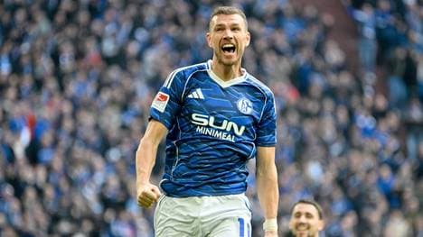 Mit Altstar Edin Dzeko auf dem Feld strahlt die Offensive von Schalke viel mehr Torgefahr aus! 