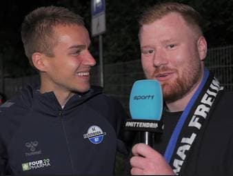 Nach dem gewonnen Relegationsrückspiel gegen Wolfsburg freuen sich die Fans vom SC Paderborn auf die Rückkehr in die Bundesliga. Nach dem Spiel kommt es dabei rund um den Paderborner Filip Bilbija zu einer kuriosen Szene. 