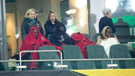 Mamadou Doucoure (l.) musste immer wieder zuschauen