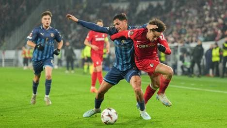 Derry Scherhant (rot) und Freiburg mussten kämpfen