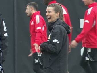 Marie-Louise Eta schreibt Geschichte. Mit ihrer Ernennung zur Cheftrainerin bei Union Berlin übernimmt erstmals eine Frau diese Rolle in der Bundesliga. Ihre Generalprobe folgt am Wochenende gegen den VfL Wolfsburg.