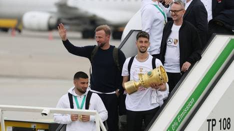 VfB-Kapitän Atakan Karazor (r.) mit dem Pokal