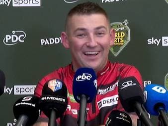 Nathan Aspinall erzählt auf der Pressekonferenz nach seinem Zweitrundensieg gegen Leonard Gates eine witzige Anekdote aus dem Practice Room. 