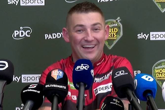 Plötzlich trug Aspinalls Gegner eine Chewbacca-Maske