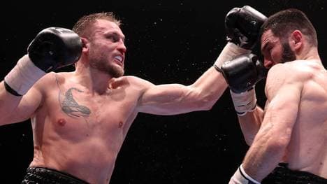 Adam Deines (li.) verlor seinen Titelkampf im Halbschwergewicht