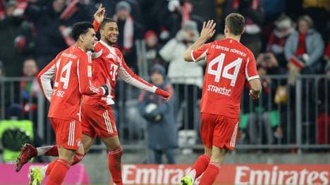 Michael Olise (2. v. l.) bejubelt seinen Treffer