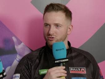 Arno Merk schlägt sensationell Peter Wright in der zweiten Runde der Darts-WM. Im SPORT1-Interview zeigt sich der Debütant überglücklich. 