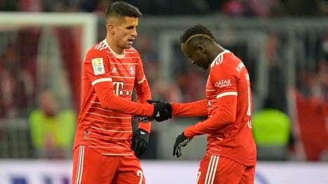Sadio Mané (r.) wünscht sich, dass Joao Cancelo über den Sommer hinaus beim FC Bayern bleibt