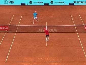 Alexander Zverev trifft im Sechzehntelfinale des ATP Masters in Madrid auf Térence Atmane. Der Franzose konnte dem Hamburger lange keine Schwierigkeiten bereiten, bis dieser mit Schiedsrichterdiskussionen und körperlichen Beschwerden zu kämpfen hatte.