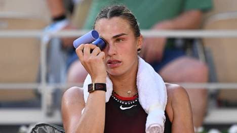 Aryna Sabalenka versucht sich runterzukühlen