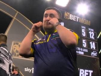 Gian van Veen setzt sich in einem spannenden Decider gegen Luke Littler durch. Am Ende schäumen die Emotionen auf der Bühne hoch.