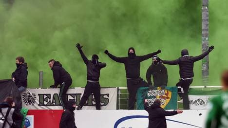 Im Block der Fans von Preußen Münster wurden Bengalos gezündet