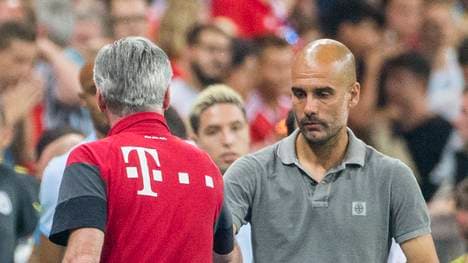 Bayern-Coach Carlo Ancelotti (links) begrüßt seinen Vorgänger Pep Guardiola