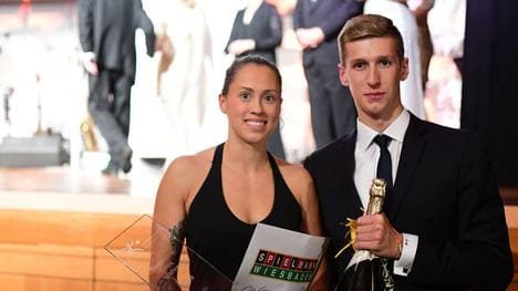 Sarah Köhler (l.) und Florian Wellbrock geben sich das Ja-Wort