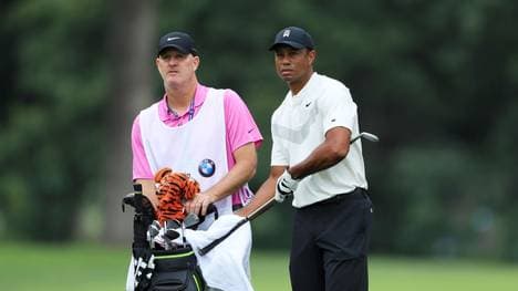Joe LaCava (l.) ist der Caddie von Tiger Woods
