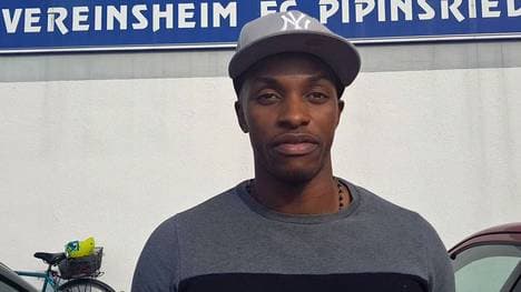 Savio Nsereko vor dem Vereinsheim des FC Pipinsried