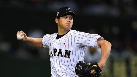 Shohei Otani wirft den Ball mit über über 160 km/h
