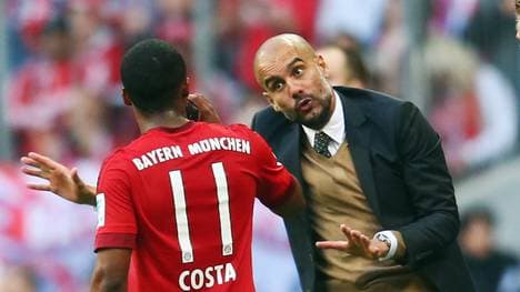 Pep Guardiola und Douglas Costa im Gespräch