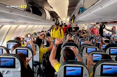 Party im Flieger: Fans feiern Mannschaft von Villarreal
