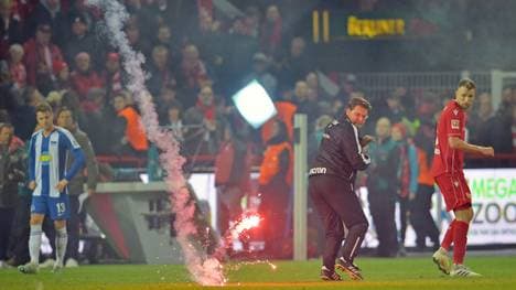 Auch auf dem Spielfeld landeten die Leuchtraketen