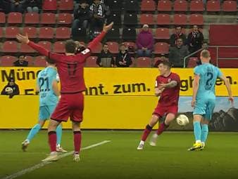 Der FC Ingolstadt will gegen Viktoria Köln das späte Comeback erzwingen - den Bayern wird aber ein Strafstoß verwehrt. 