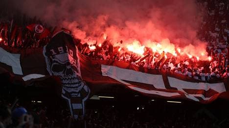 Fans des FC St. Pauli zünden Pyro vor dem Stadtderby beim Hambuger SV