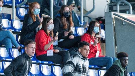 Plötzlich waren sie im Stadion: Fans und Spielerfrauen 