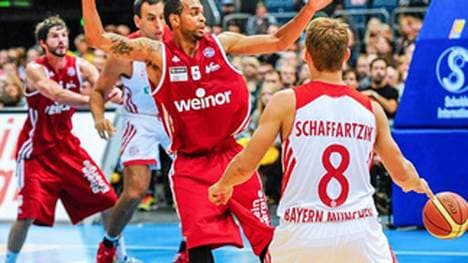Heiko Schaffartzik (r.) und der FC Bayern gewinnen zum Testspiel-Auftakt